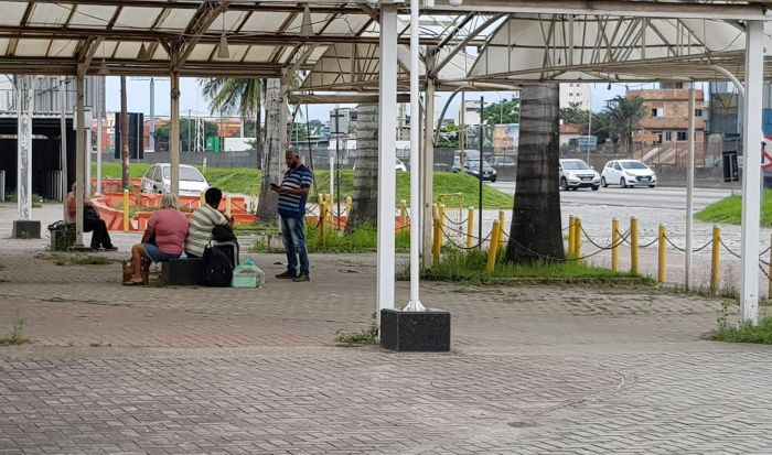 Passageiros esperam Ã´nibus da ViaÃ§Ã£o Ãtil em Nova IguaÃ§u.  