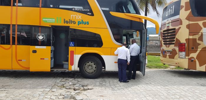 Ãnibus sÃ³ chegou as 14h16, quase uma hora apÃ³s o desembarque dos passageiros em Nova IguaÃ§u.  