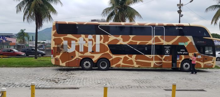 Ãnibus da ViaÃ§Ã£o Ãtil fica estacionado Ã s margens da Dutra por uma hora. 