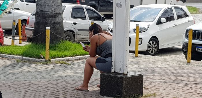 Passageira espera Ã´nibus da ViaÃ§Ã£o Ãtil em frente Ã  Dutra, em Nova IguaÃ§u.  