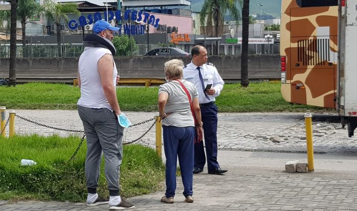 Passageiros aguardam outro Ã´nibus apÃ³s ar-condicionado nÃ£o funcionar; motorista foi alertado mas 'fingiu' que nada acontecia. 