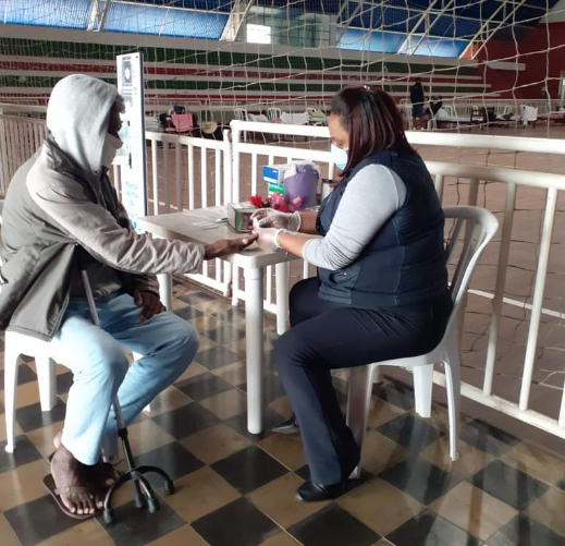 Moradores de rua realizam testagem para covid-19 em Pindamonhangaba