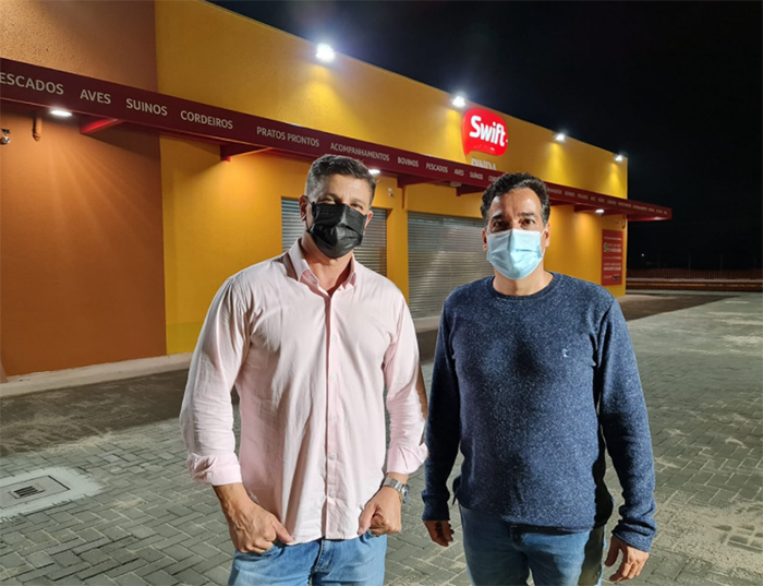 Â Prefeito Isael Domingues e SecretÃ¡rio de Desenvolvimento EconÃ´mico de Pindamonhangaba, Roderley Miotto Foto: DivulgaÃ§Ã£o