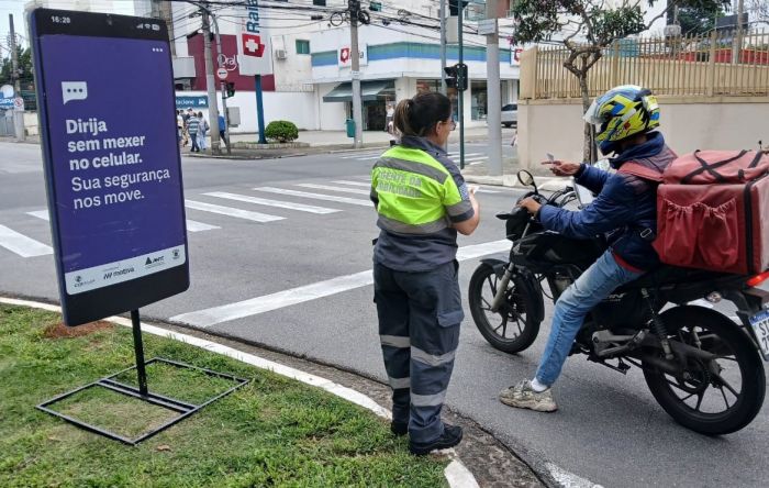 Ação em São José dos Campos alerta sobre os riscos do uso do celular ao volante
