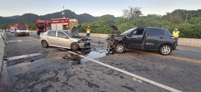 Acidente de trânsito mobiliza bombeiros na Rodovia dos Tamoios, em Caraguatatuba