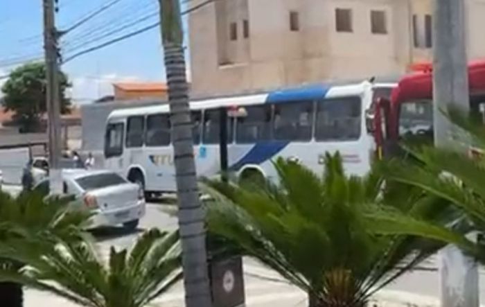 Ataque dentro de ônibus termina com suspeito preso em Jacareí