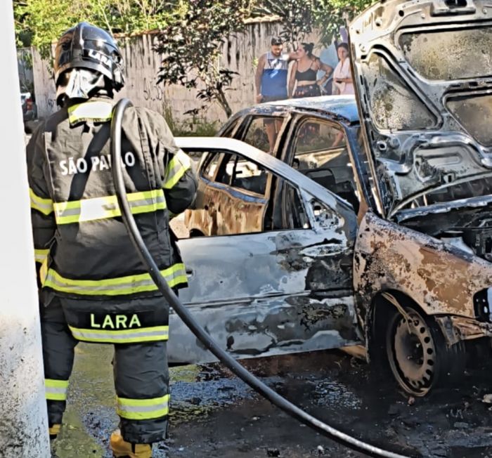 Incêndio destrói carro no bairro Itaguá, em Ubatuba
