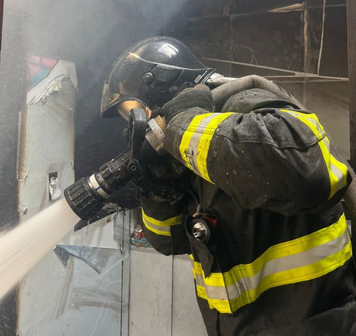Casa é incendiada após desentendimento familiar em Ilhabela