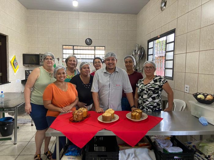 Curso de panetones e doces natalinos capacita moradores para geração de renda em Pindamonhangaba