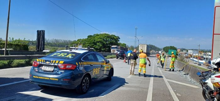 Derramamento de pedra rachão causa lentidão na Dutra, em São José dos Campos