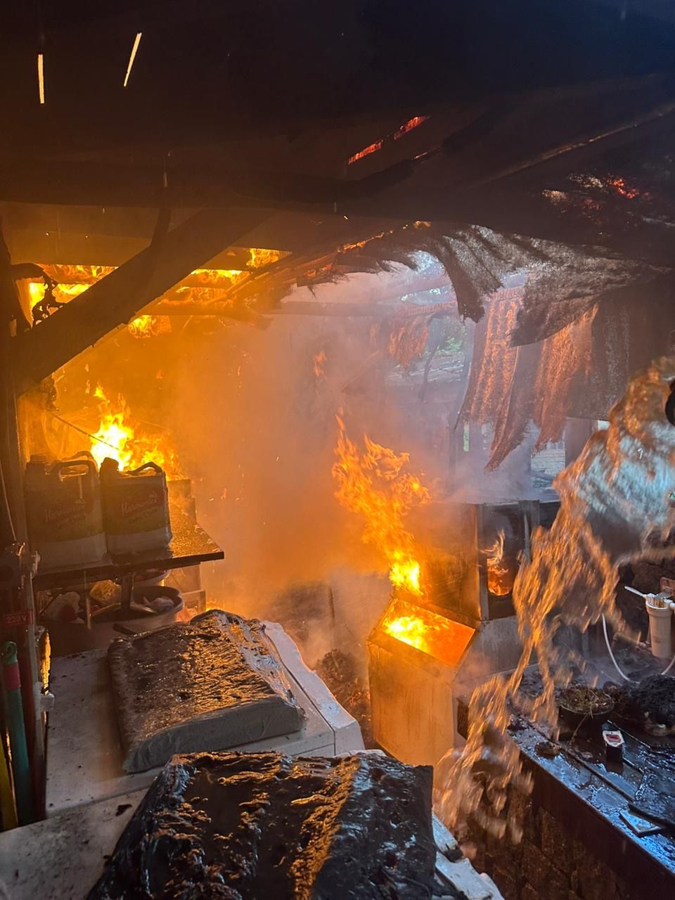 Incêndio de grandes proporções atinge hotel no bairro Julião, em Ilhabela