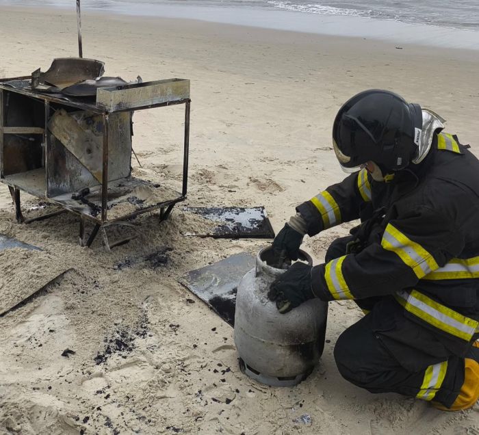 Incêndio em carrinho de milho assusta banhistas na Praia Grande, em Ubatuba