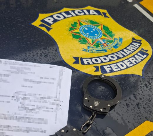 PRF prende caminhoneiro com mandado de prisão na Rodovia Presidente Dutra