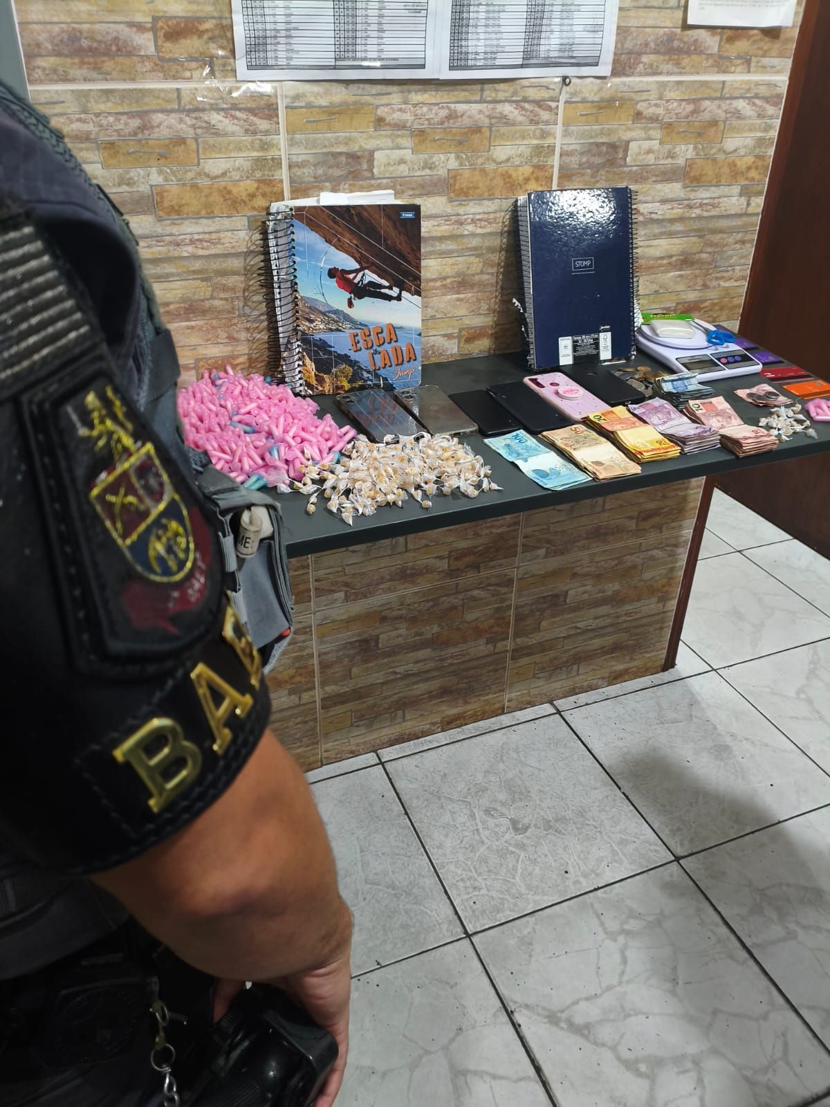 BAEP prende procurado da Justiça e apreende adolescentes por associação ao tráfico em Roseira