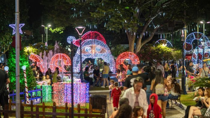 Últimos dias da programação de Natal movimentam praças e comércio em Pindamonhangaba