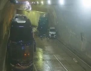 Acidente com 12 veículos deixa três pessoas feridas em túnel da Carvalho Pinto, em Jacareí