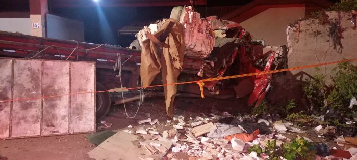 Caminhão de reciclagem bate em muro e deixa três pessoas presas às ferragens em Campos do Jordão