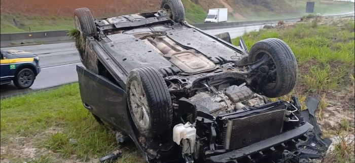 Carro capota após aquaplanar na Dutra, em Jacareí