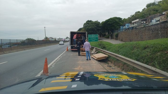 Caminhão tomba em Aparecida e é removido sem causar transtornos ao tráfego