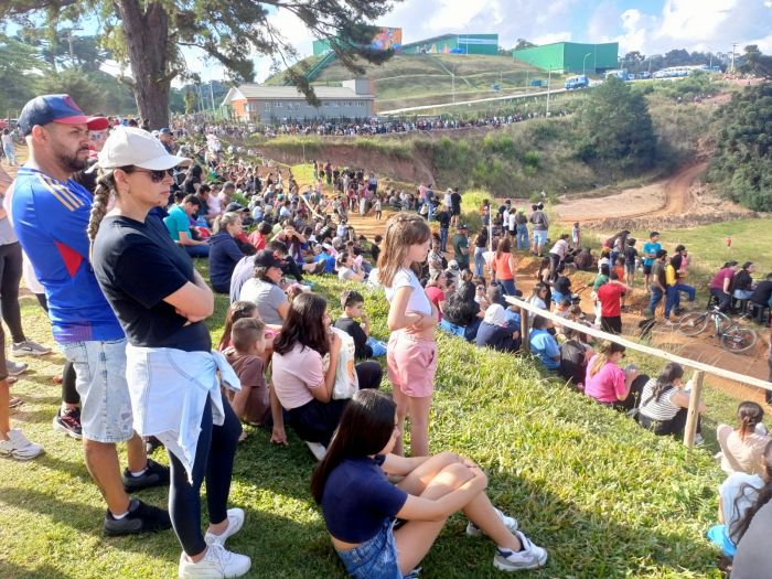 Esquadrilha da Fumaça reúne público e abre programação dos 152 anos de Campos do Jordão
