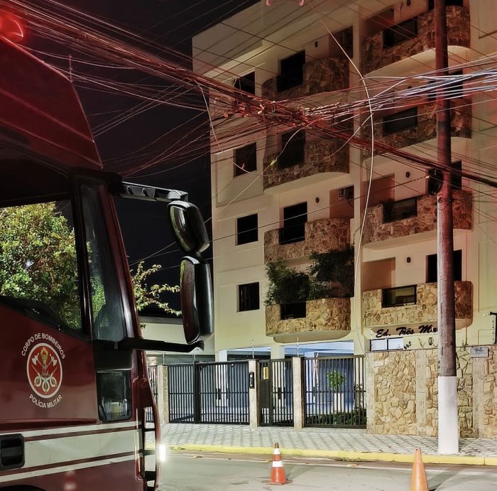 Rompimento de fio energizado provoca risco de choque elétrico no centro de Ubatuba