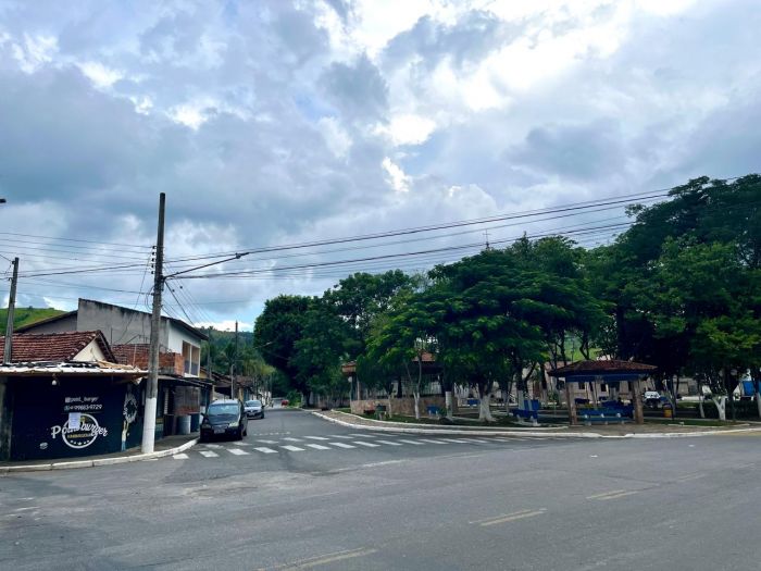 Homem de 21 anos é morto a tiros em via pública de Roseira