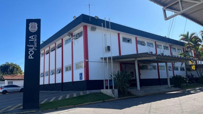 Homem morre após troca de tiros em frente a pizzaria em Pindamonhangaba