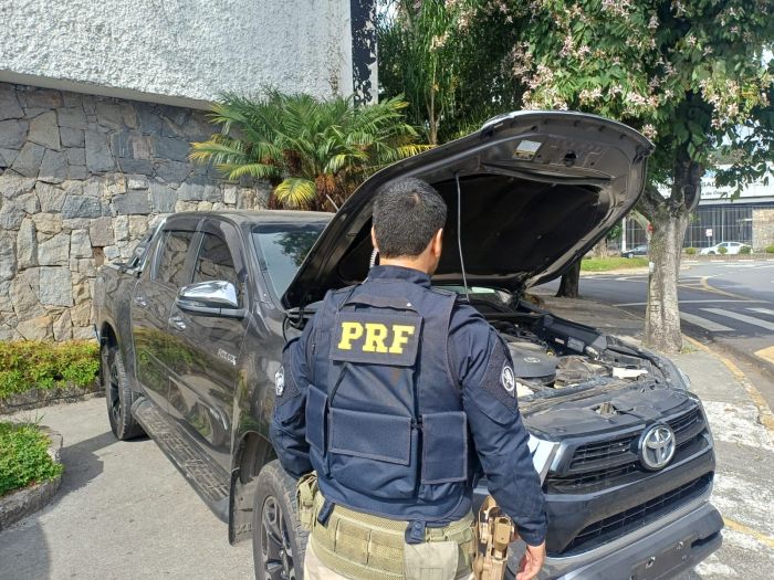 PRF recupera caminhonete furtada após perseguição de 52 km na Dutra, entre São José dos Campos e Arujá