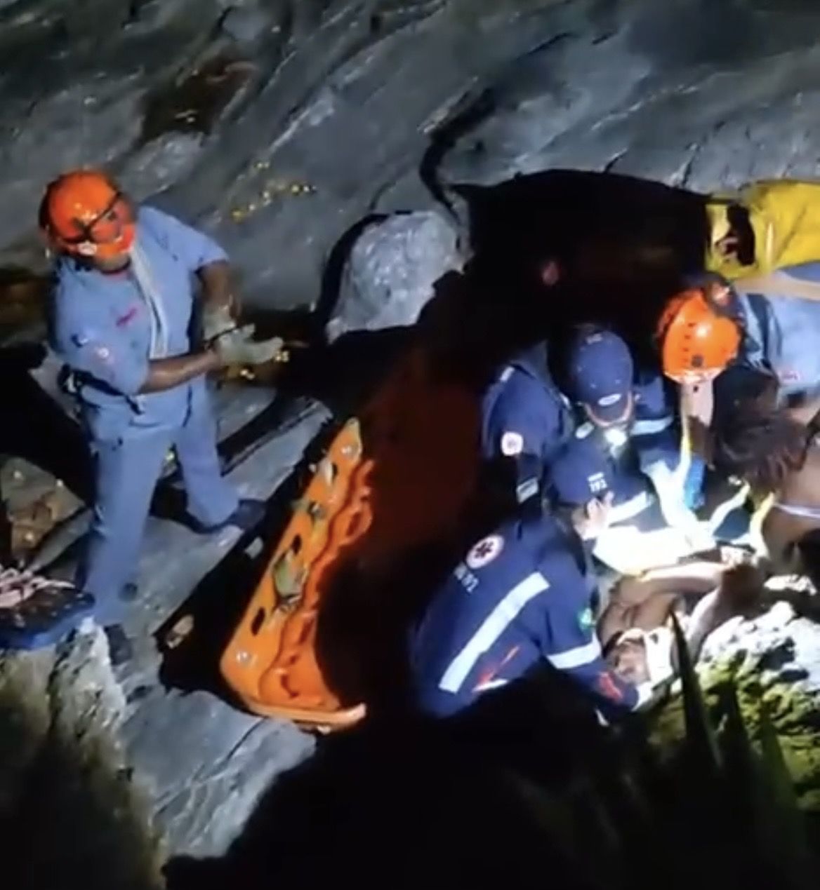 Turista de São Paulo fica ferida após queda em costeira na Praia do Curral, em Ilhabela