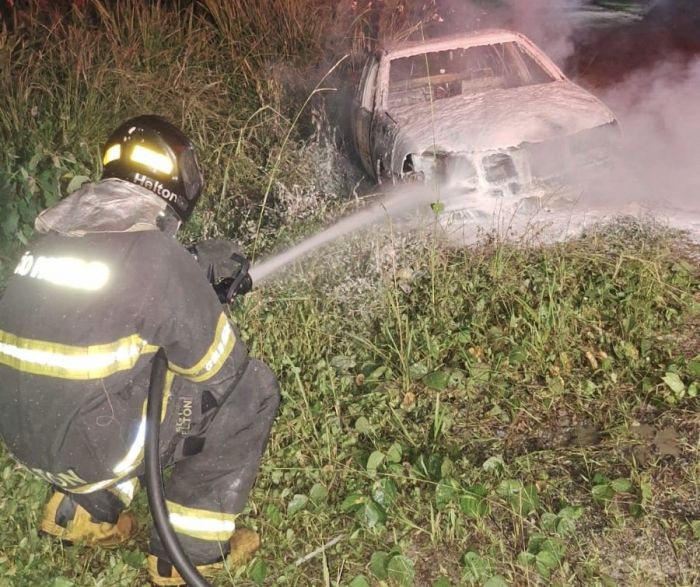 Veículo abandonado pega fogo e mobiliza Bombeiros em Camburi, em São Sebastião