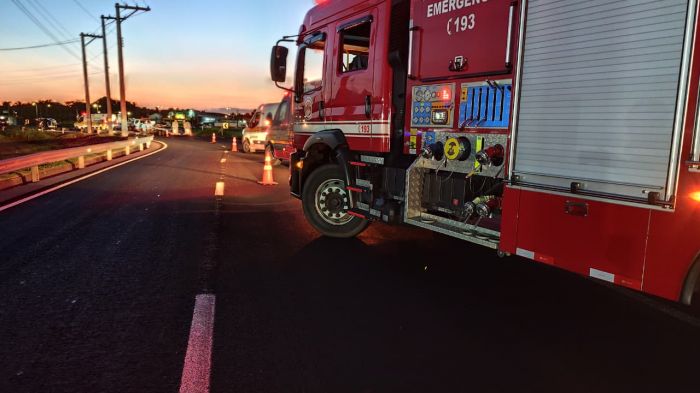 Tombamento de veículo deixa quatro feridos na Rodovia SPI-65 em Caraguatatuba