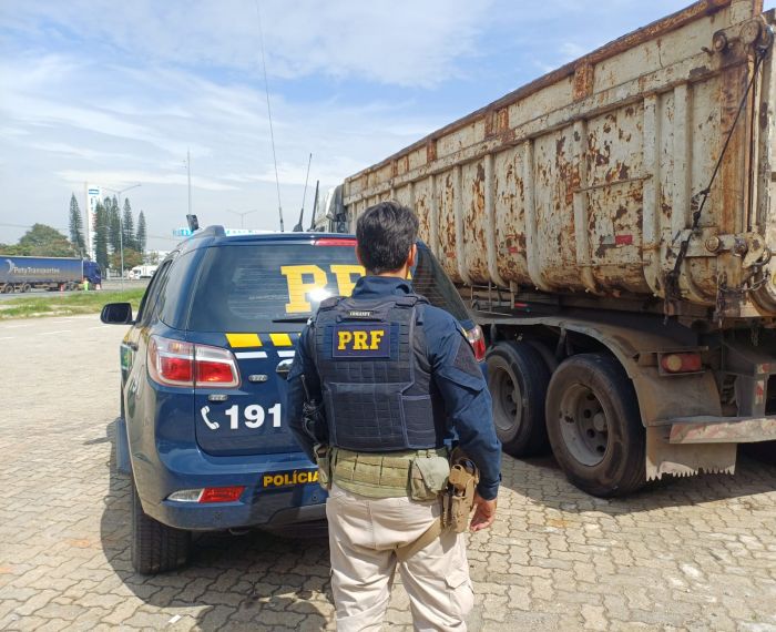Veículos de carga são retidos na Dutra após PRF flagrar falha total nos freios