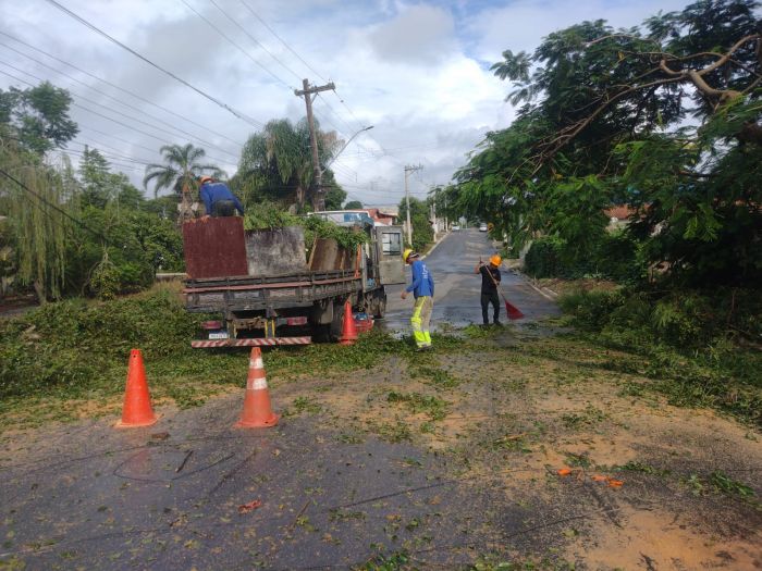 Força-tarefa da Prefeitura de Pindamonhangaba atua após chuvas e atende áreas rurais