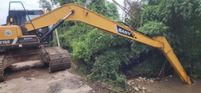 Prefeitura de Taubaté inicia desassoreamento de córrego no bairro Gurilândia após fortes chuvas