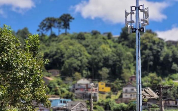 Teste do sistema de alerta contra deslizamentos mobiliza moradores em Campos do Jordão