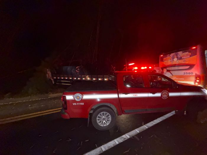 Acidente entre ônibus e caminhão deixa cinco feridos na SP-50, em São José dos Campos