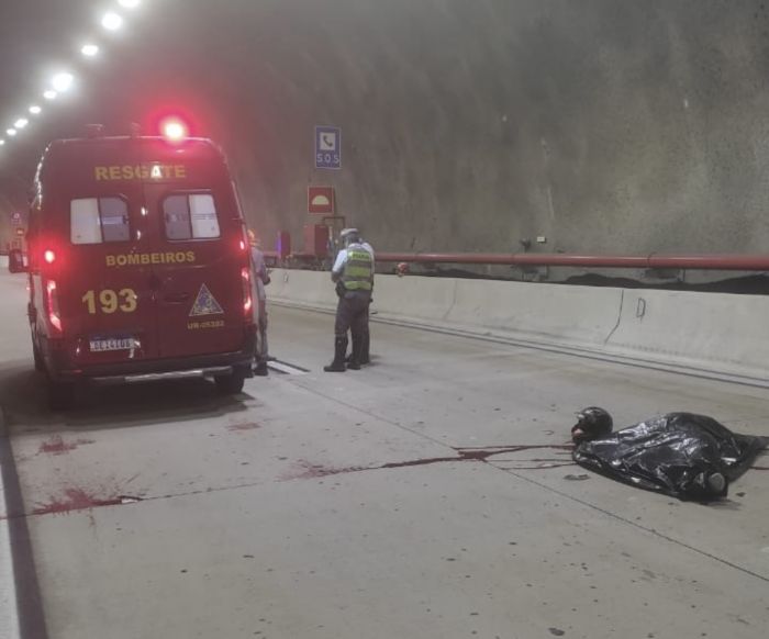Acidente com moto deixa um morto e um adolescente ferido em túnel de São Sebastião