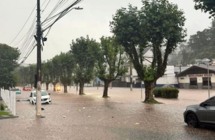Chuva torrencial provoca alagamentos e deslizamentos em Campos do Jordão