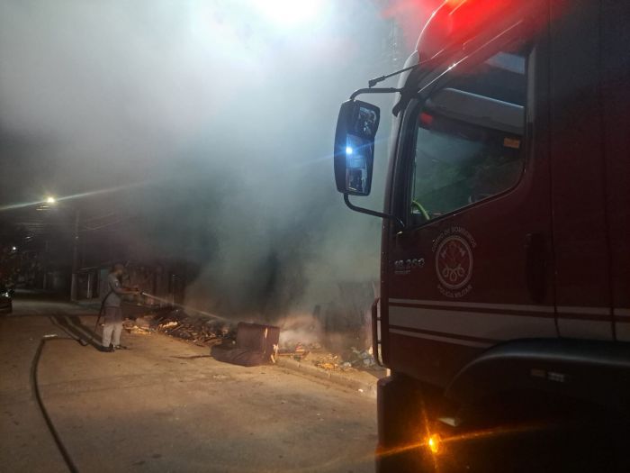 Fogo em material descartado mobiliza bombeiros na madrugada em Caraguatatuba
