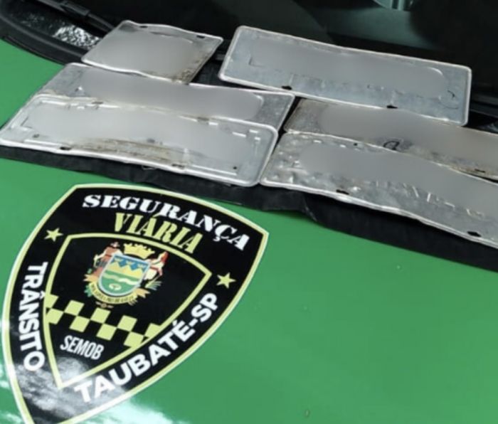 Semob localiza placas de veículos perdidas após fortes chuvas em Taubaté