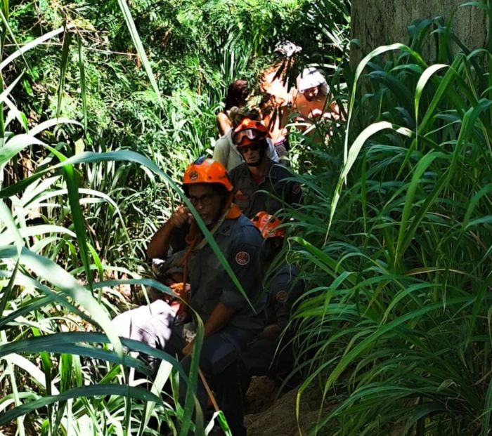 Turista se fere em trilha de difícil acesso em São Sebastião