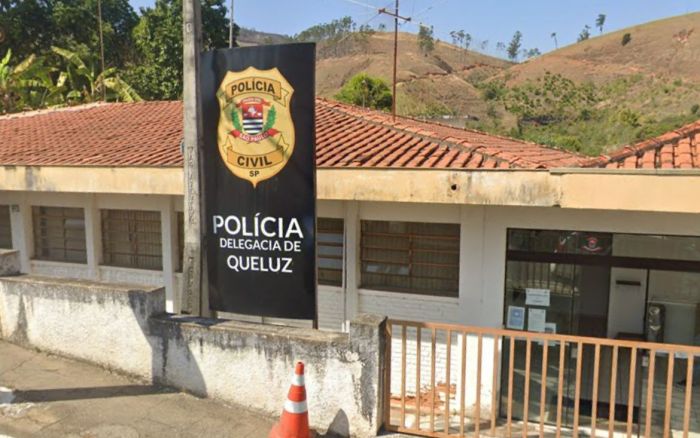 Colisão entre caminhões na Via Dutra deixa um morto e um ferido em Queluz