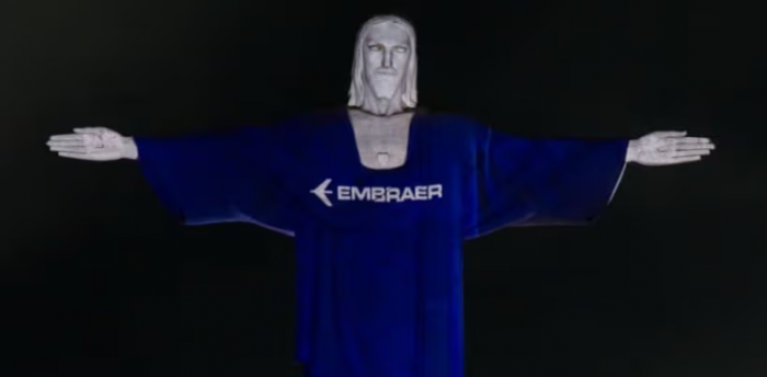 Embraer ilumina Cristo Redentor durante evento que reúne líderes da aviação mundial no Rio