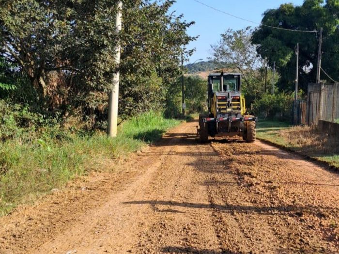 Estrada do Rio Comprido recebe manutenção e melhorias em Taubaté