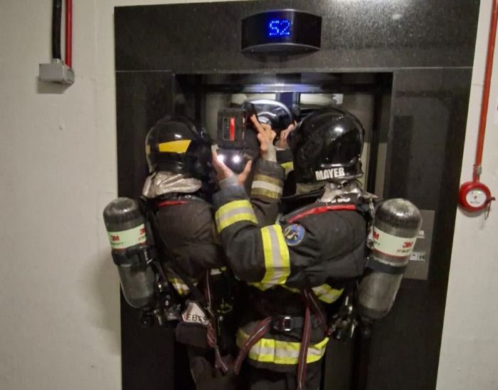 Incêndio em casa de máquinas de elevador mobiliza Bombeiros em São José dos Campos