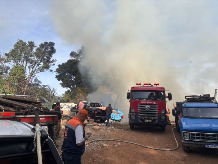 Incêndio de grandes proporções em depósito de recicláveis mobiliza força-tarefa em Campos do Jordão