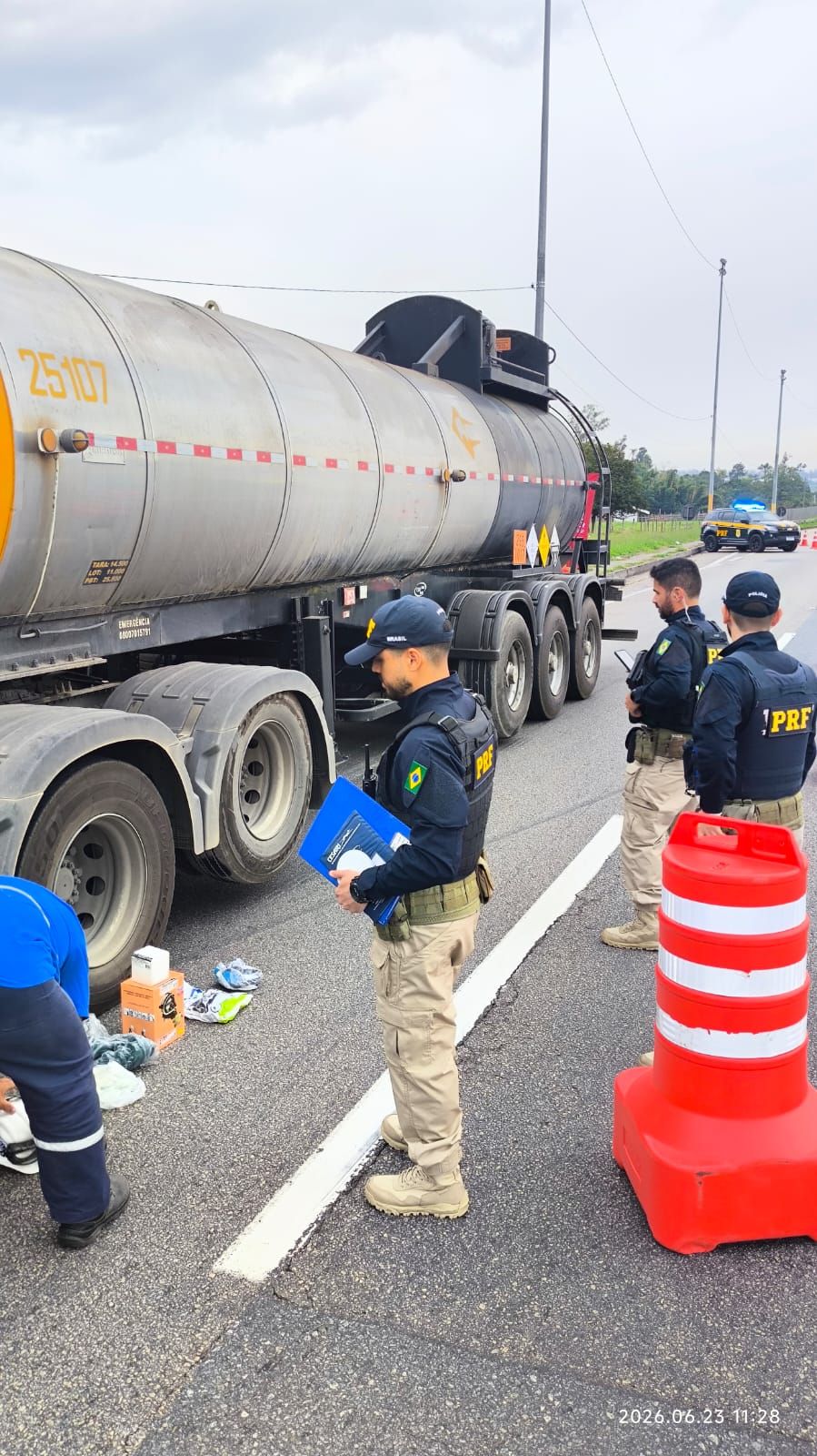 Operação na dutra identifica irregularidades no transporte de cargas perigosas e resulta em 80 autuações em Jacareí