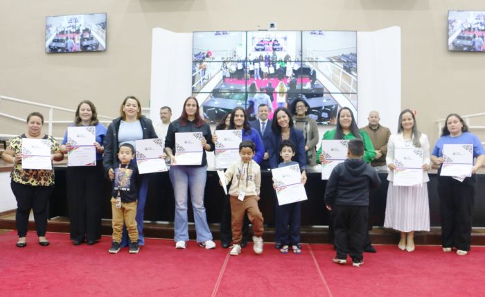 Câmara de Pindamonhangaba homenageia mães atípicas em sessão solene marcada por emoção e reconhecimento