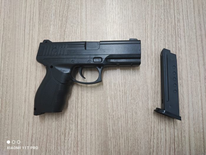 Homem é preso após ameaçar companheira e polícia apreender simulacro de arma em São José dos Campos