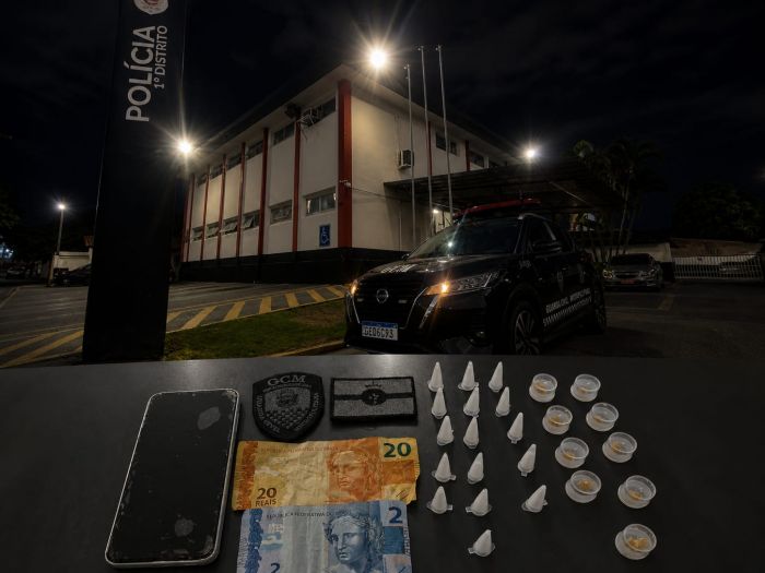 Homem tenta fugir, mas acaba preso por tráfico de drogas no centro de Pindamonhangaba